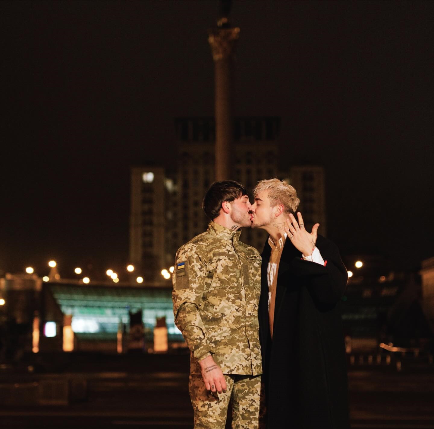 Украинский певец MELOVIN обручился с возлюбленным