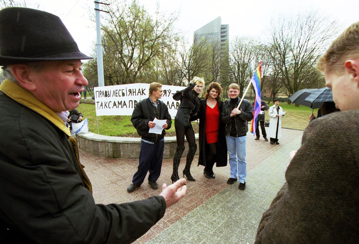Пикет в Минске 19 апреля 1999 года. С флагом – Эдвард Тарлецкий. Источник: Беларусское отделение архива «QueerStoria» в «QueerMuzeum Warszawa». Пикет в Минске 19 апреля 1999 года. С флагом – Эдвард Тарлецкий. Источник: Беларусское отделение архива «QueerStoria» в «QueerMuzeum Warszawa».