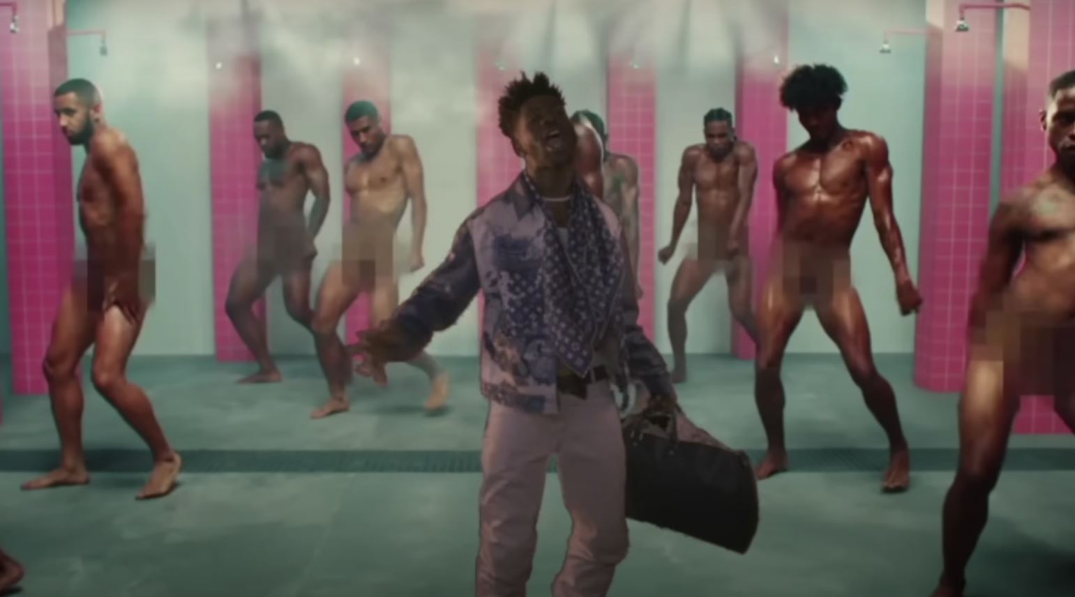 Видео! Сегодня вышел сингл от гей-репера Lil Nas X. Он там на каблуках, с голыми парнями в душе и с радужным флагом