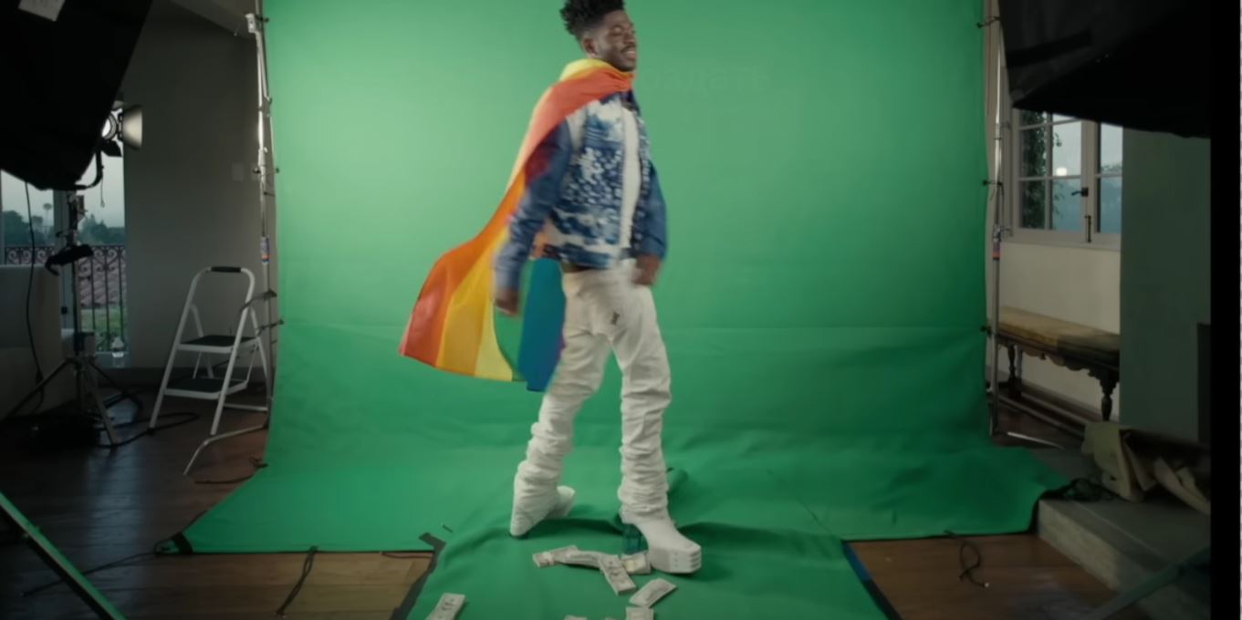 Видео! Сегодня вышел сингл от гей-репера Lil Nas X. Он там на каблуках, с голыми парнями в душе и с радужным флагом