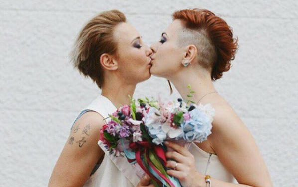 kisses lesbi marriage wedding