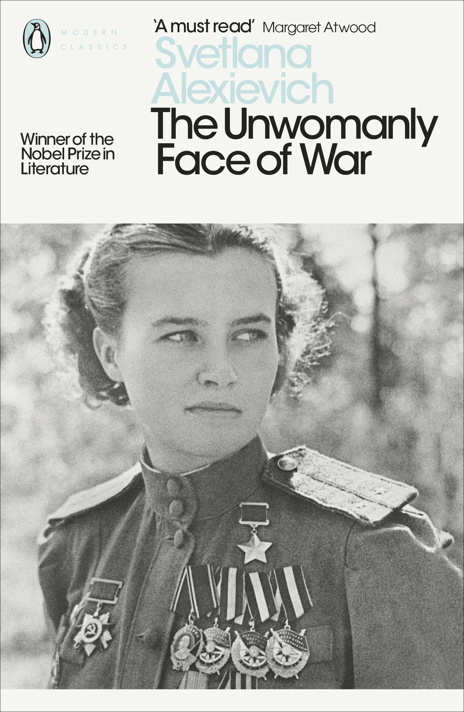 Книга Светланы Алексиевич «У войны не женское лицо» (1983) на белорусском, украинском, английском и немецком языках. Источник: https://www.livelib.ru/