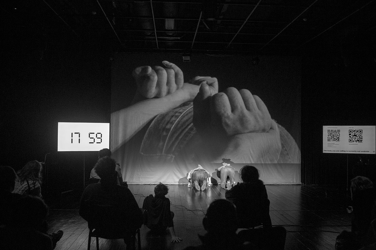 Сцена из перформанса «375 0908 2334 – The body you are calling is currently not available». Фото: Александра Кононченко