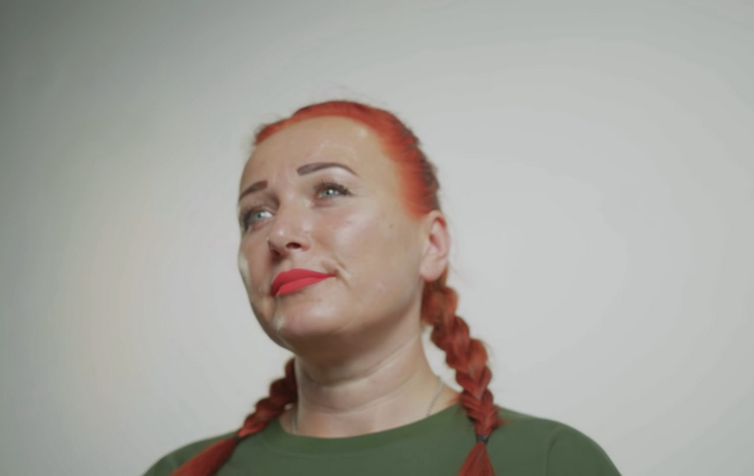 «Я тоже подвергалась травле». Учительница биологии, которую уволили из-за чтения рэпа, выпустила новый сингл в поддержку ЛГБТ — видео
