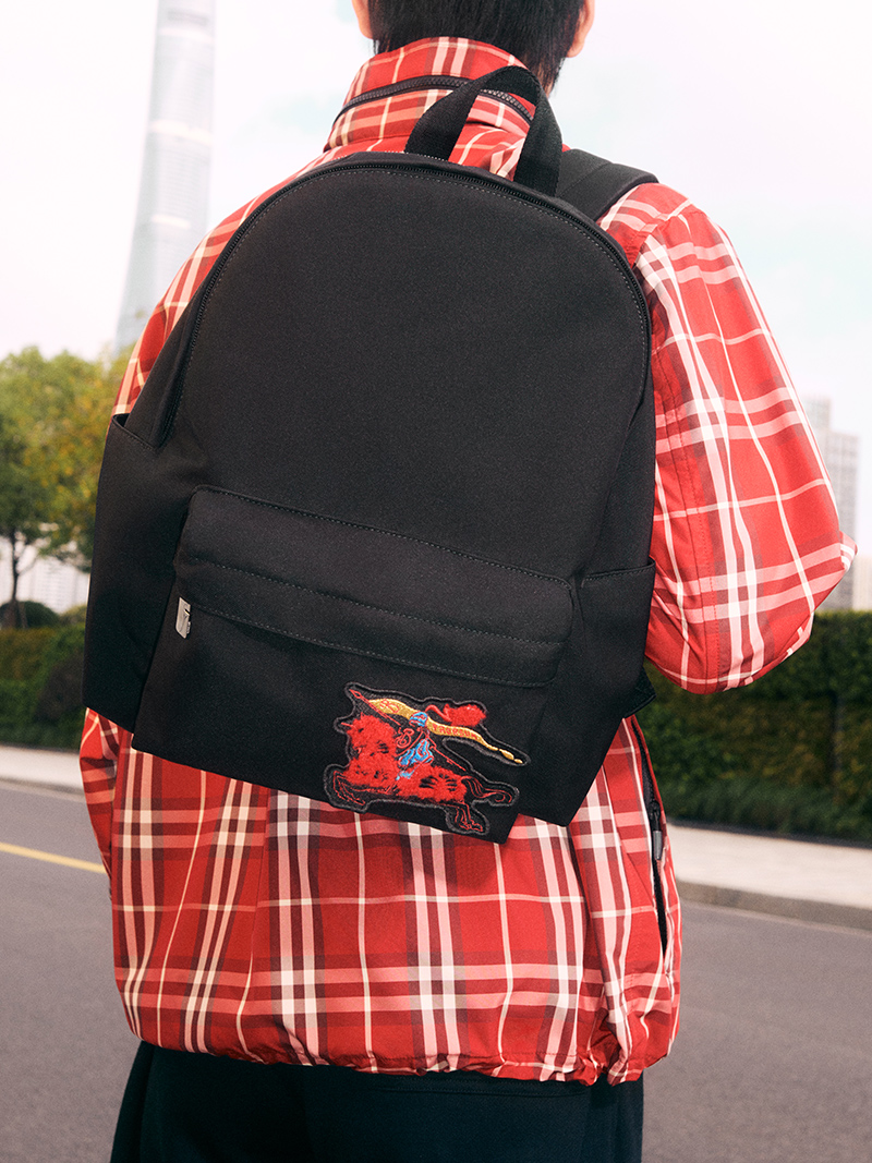 Компания Burberry отмечает Год Лошади