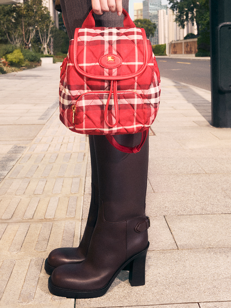 Компания Burberry отмечает Год Лошади