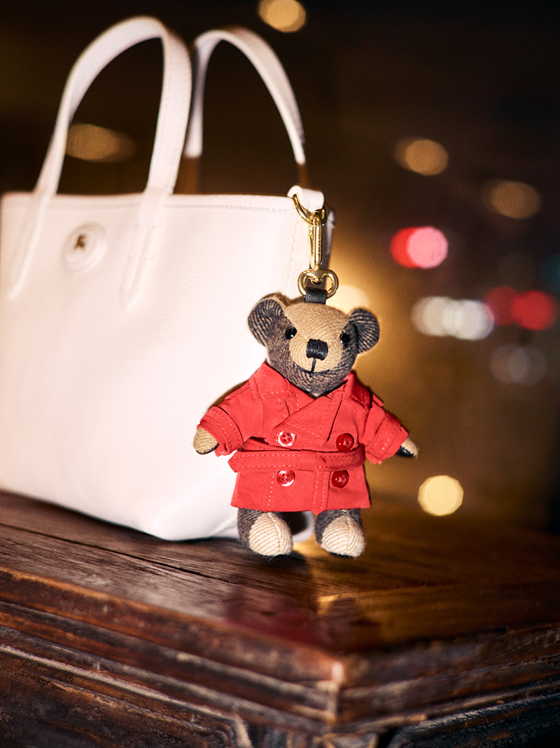 Компания Burberry отмечает Год Лошади