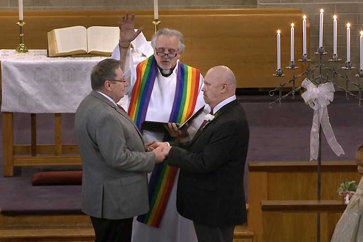 ЛГБТ пары могут заключать браки в Церкви Уэльса