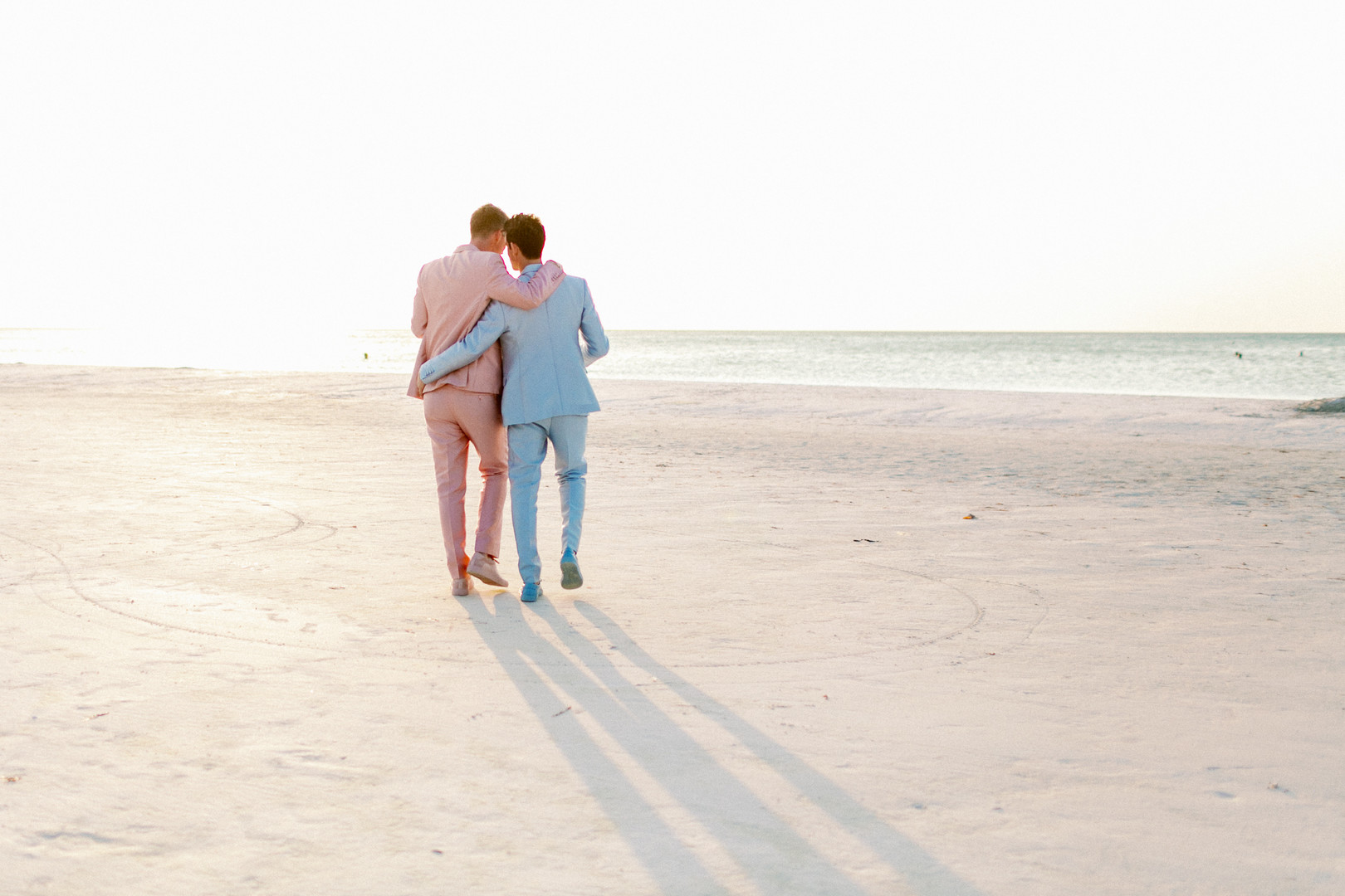 Богемная гей-свадьба на пляже с церемонией на закате