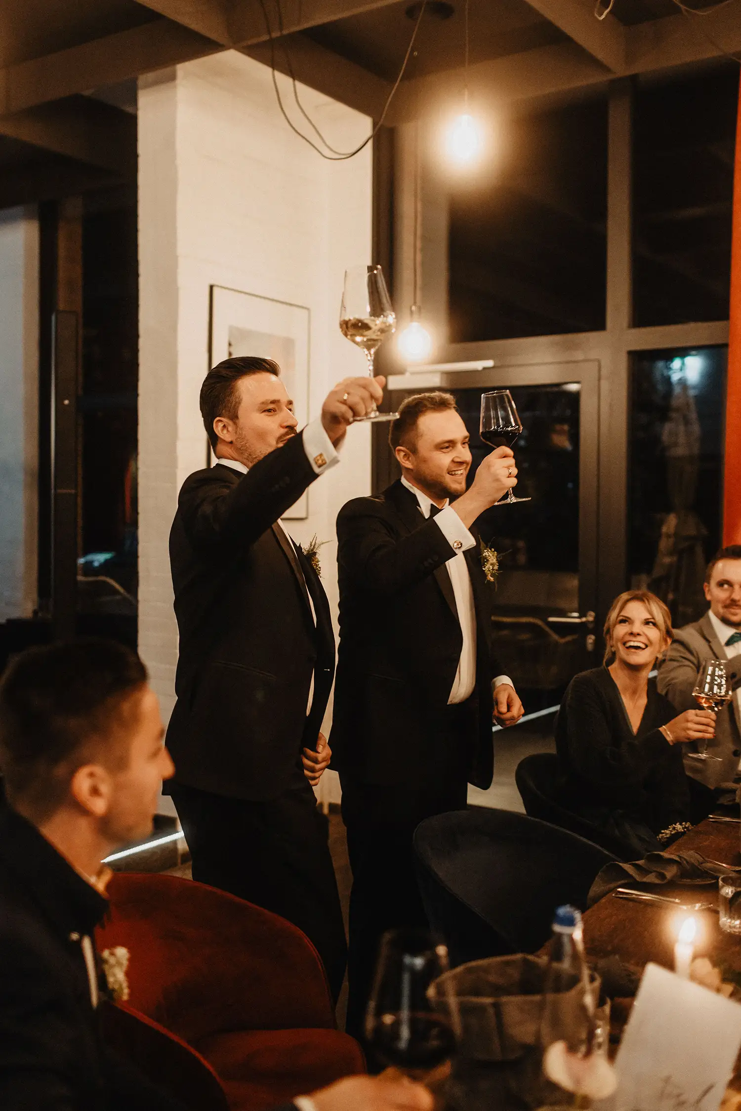 Стильное и душевное торжество в Мюнхене: осенняя гей-свадьба