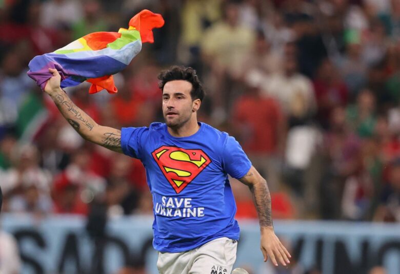 Человек выбежал на поле с Pride-флагом и в футболке «Спасем Украину»