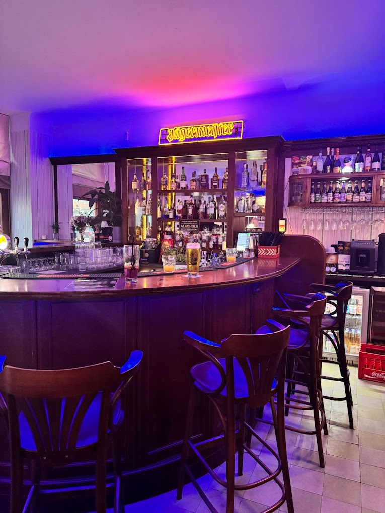 Квир-бары Варшавы: Instytut.bar и Ramona Bar