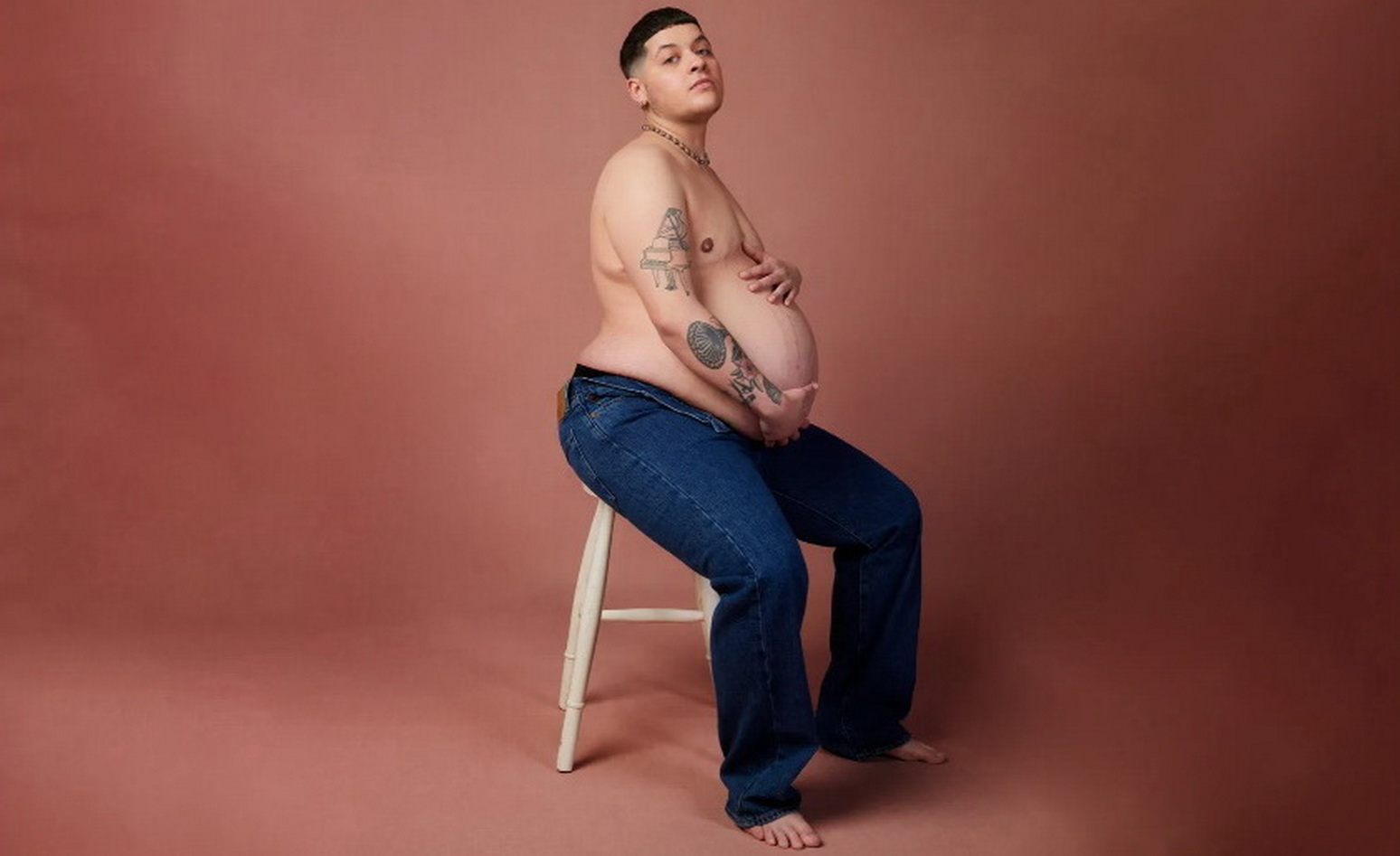 Журнал Glamour разместил на обложке беременного трансмужчину