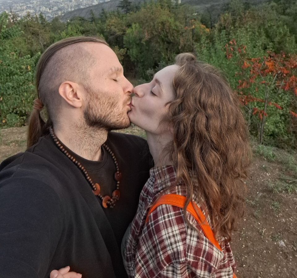 Я – пансексуальная небинарная персона, мой муж – бисексуальный мужчина