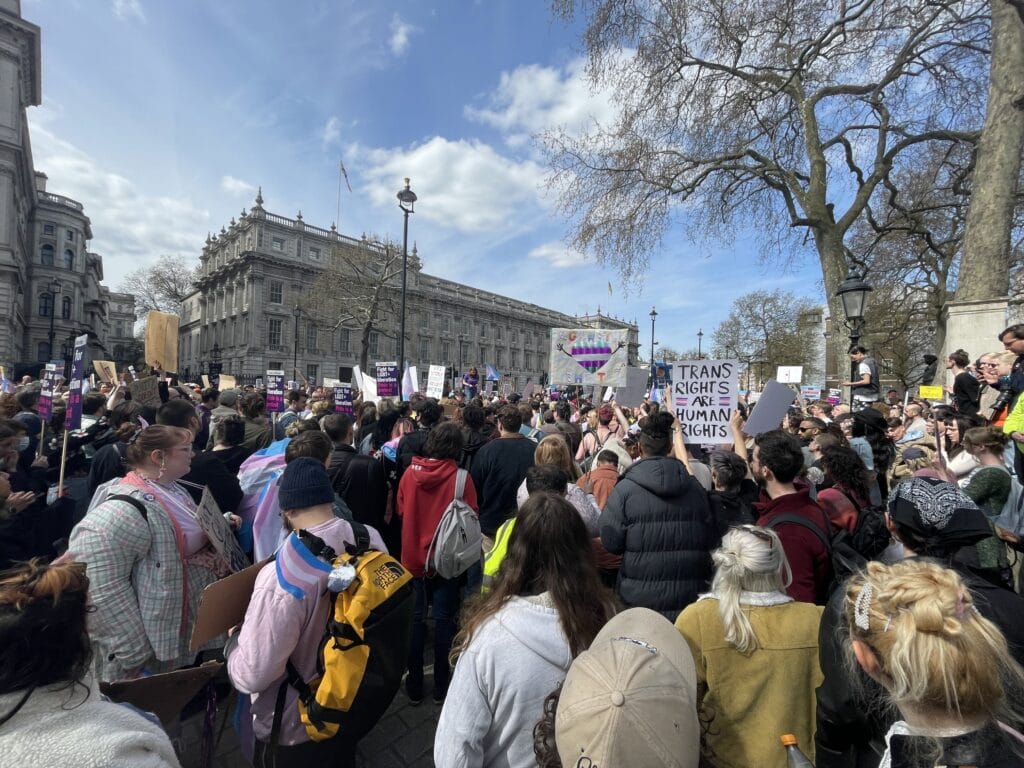 Тысячи британцев протестуют против конверсионной терапии