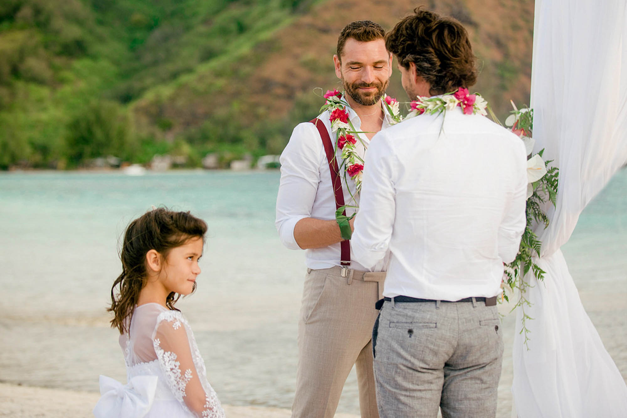 Прекрасная гей-свадьба на пляже. Это надо видеть!