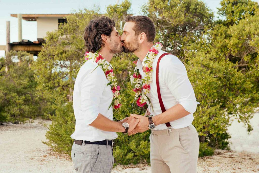 Прекрасная гей-свадьба на пляже в Муреа. Фоторепортаж