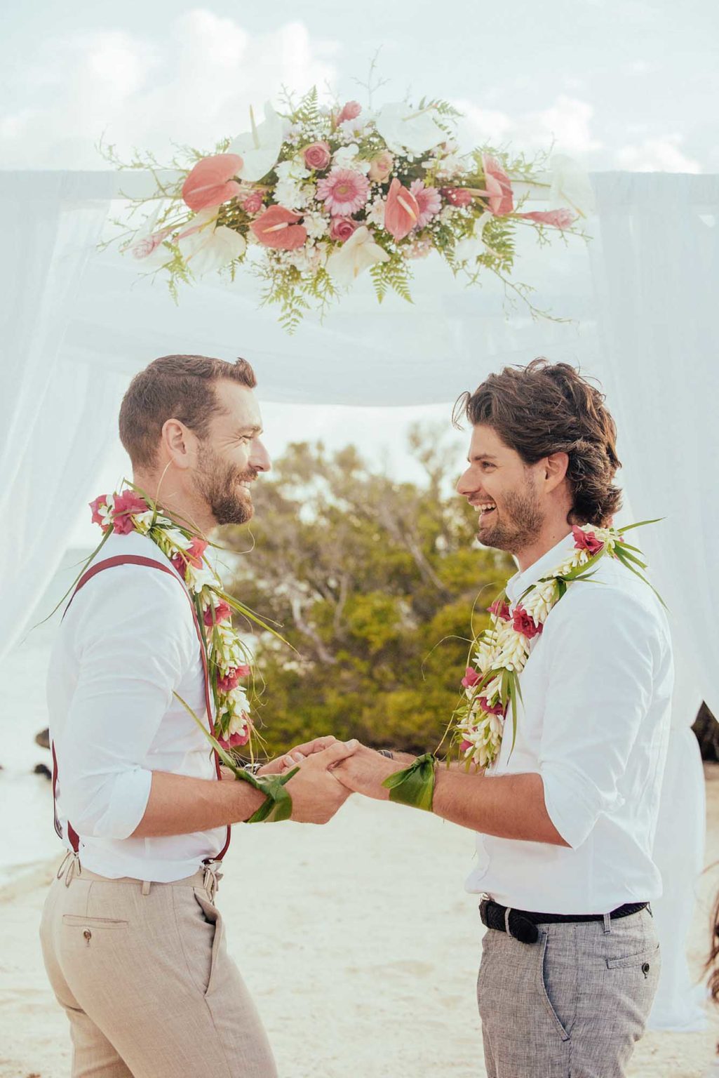 Прекрасная гей-свадьба на пляже в Муреа. Фоторепортаж