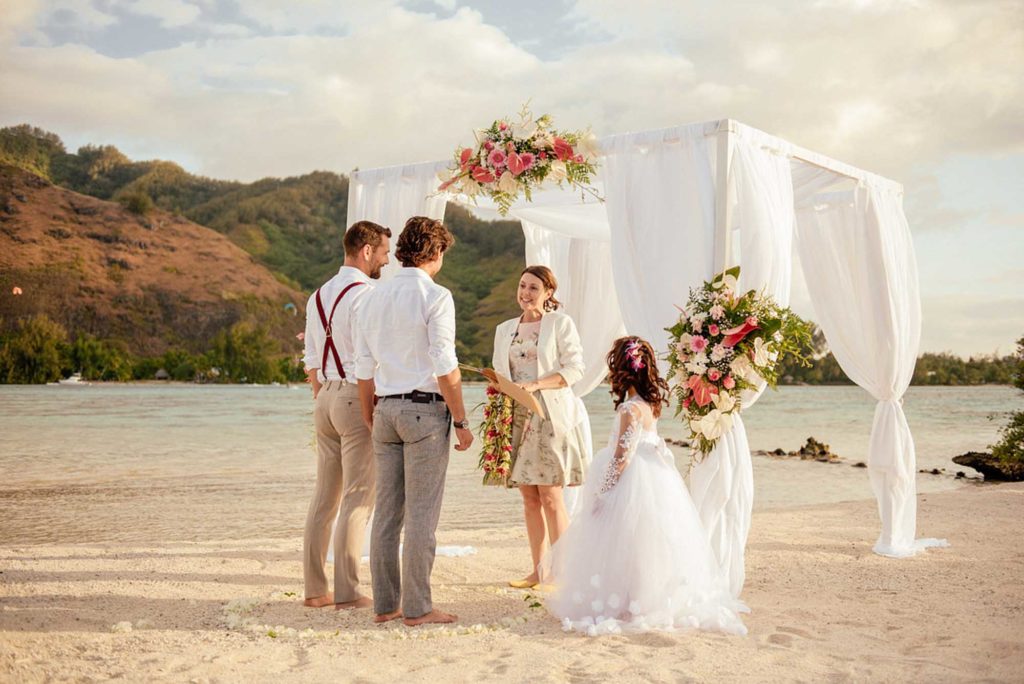 Прекрасная гей-свадьба на пляже в Муреа. Фоторепортаж